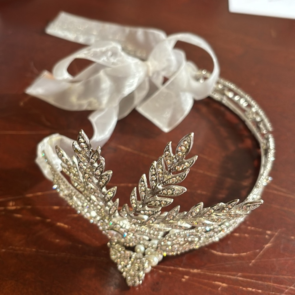 Tiara with rhinestones and pearl trim - Picture 4 of 4